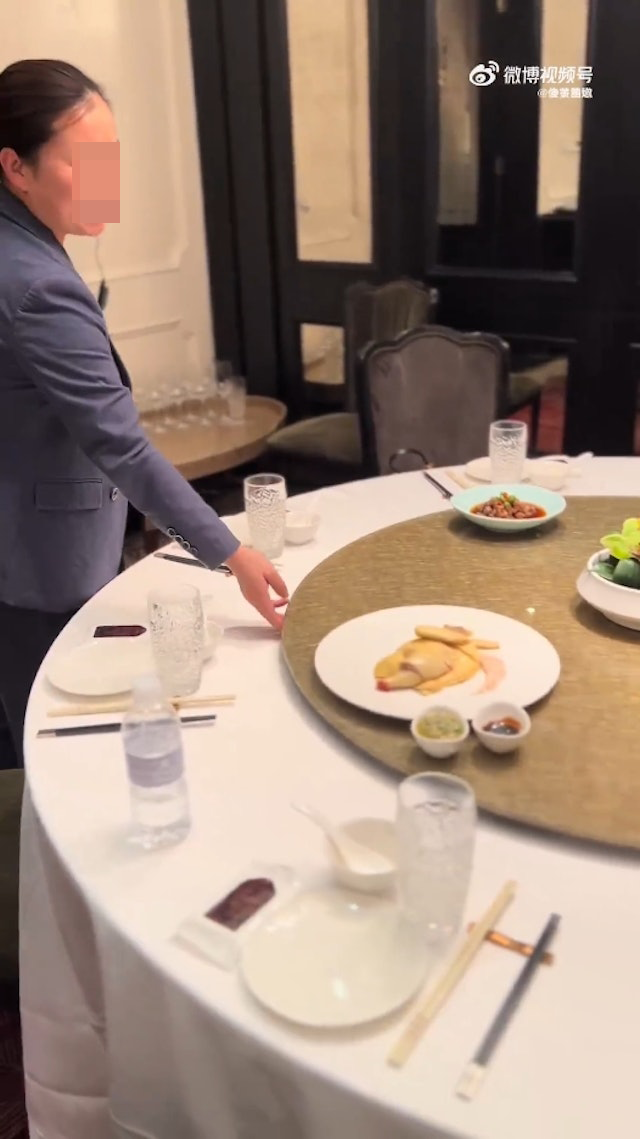 該名內地網友發佈的影片中顯示，上海一間餐廳內幾位食客正在討論一碟菜的價格。