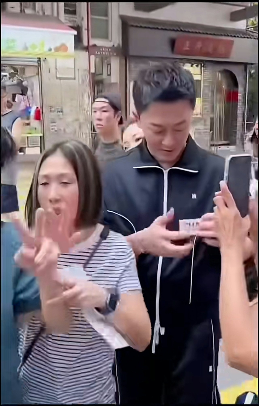 一片粉絲歡呼中有傳來一位大媽不屑地說：「咪又係人一個，有咩唔同啫？」