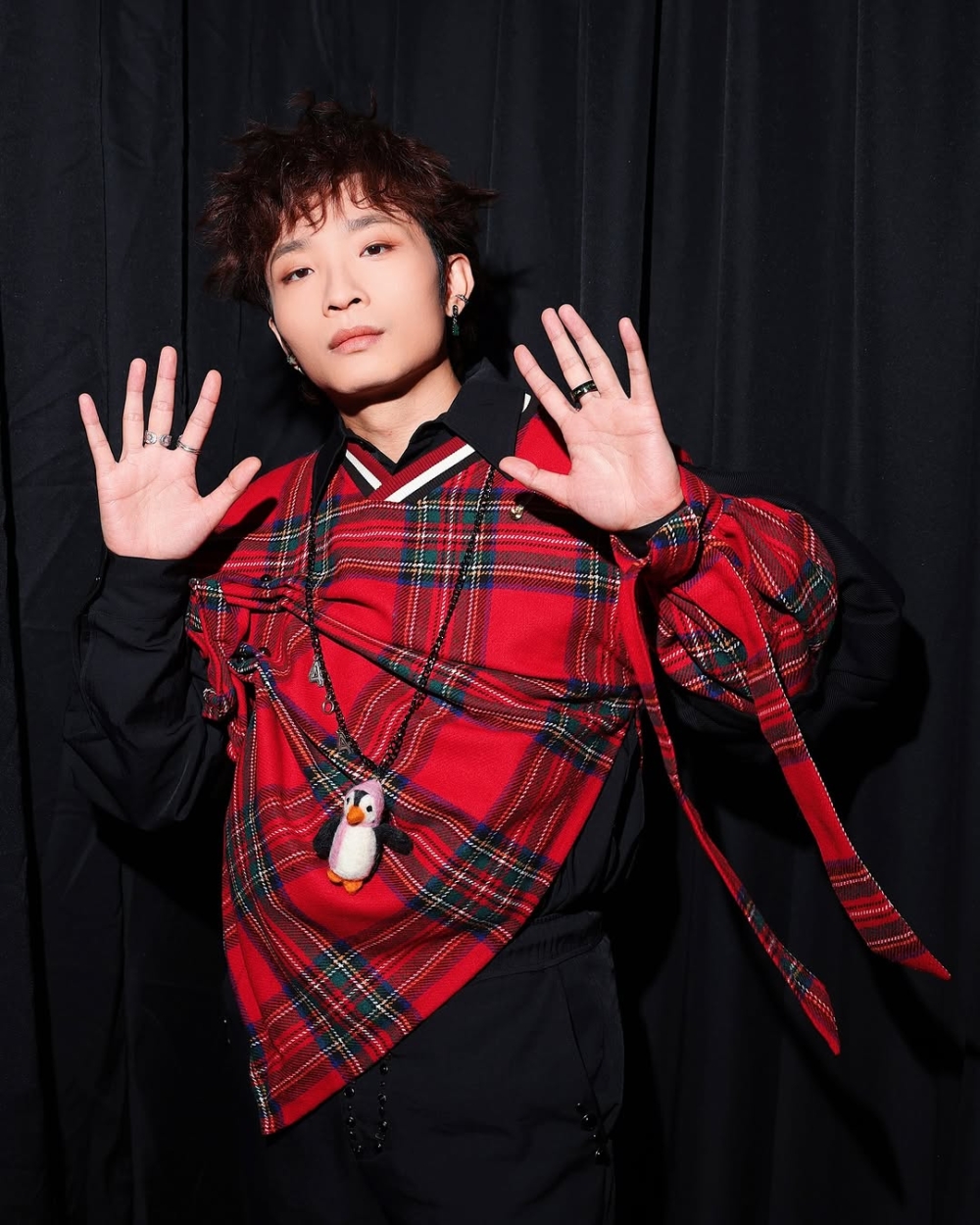 阿Dee何啟華日前現身售樓現場被認出，其後被估計斥資千萬購入2個單位