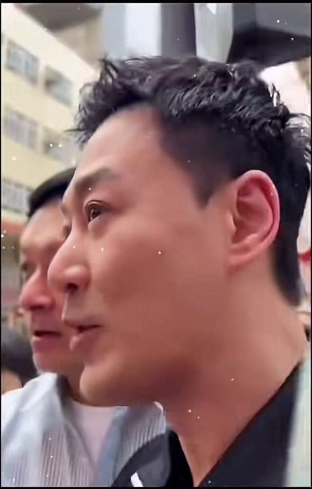 雖然未知林峯本人是否有聽到大媽的說話，不過就見他依然笑笑口繼續前行