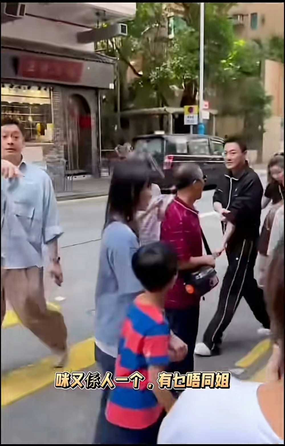 現場見有不少圍觀的市民和粉絲，而林峯亦有友善向大家微笑揮手