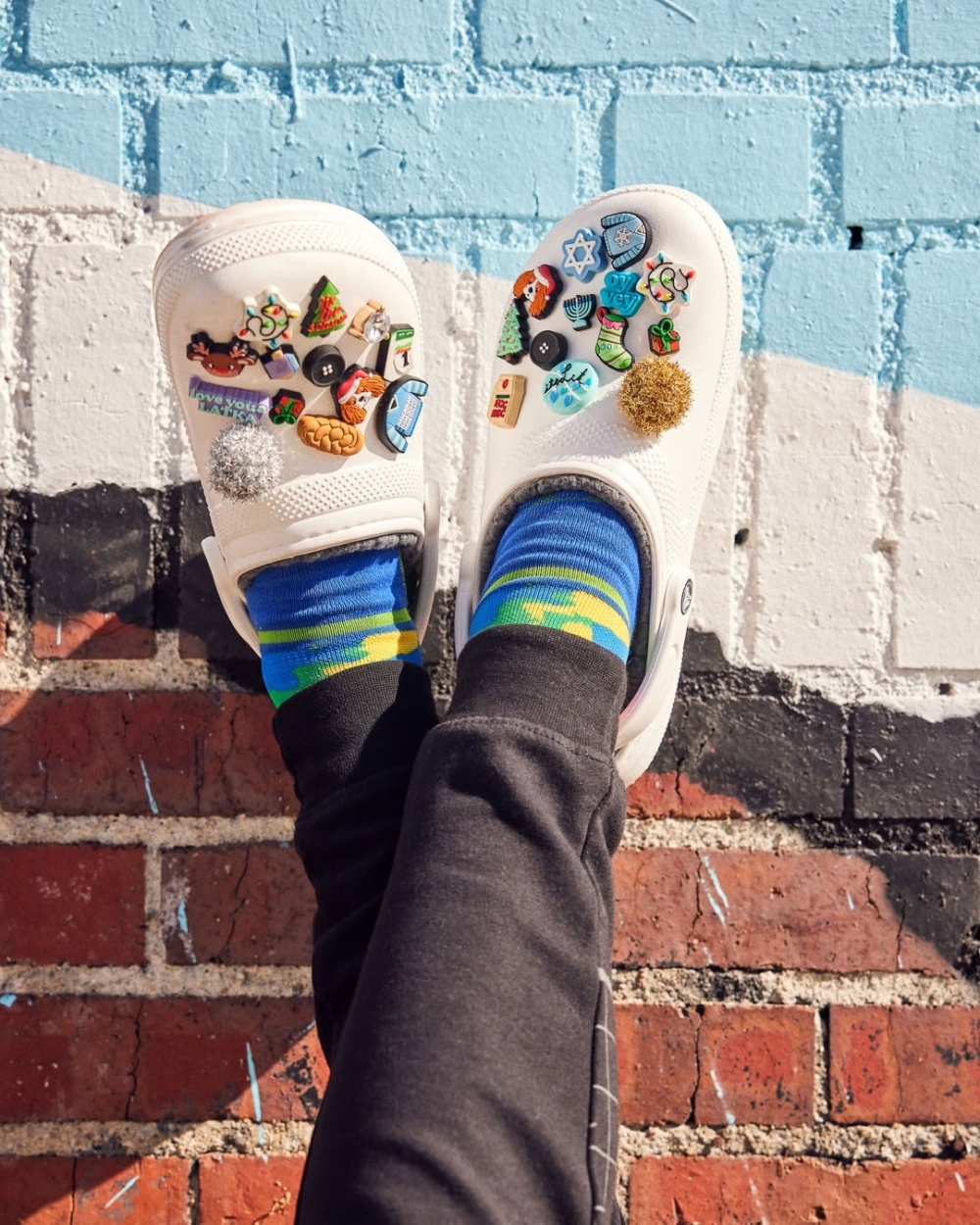 近年洞洞鞋爆紅，唔少人無論返工返學都會著，已經成為了一種潮流！