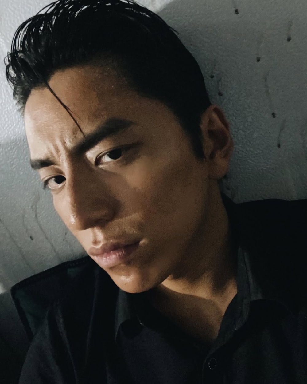 王大陸昨日（4日）被爆出涉嫌「教唆傷害」毆打司機，訊後被法院裁定500萬新台幣作保釋且限制出境。