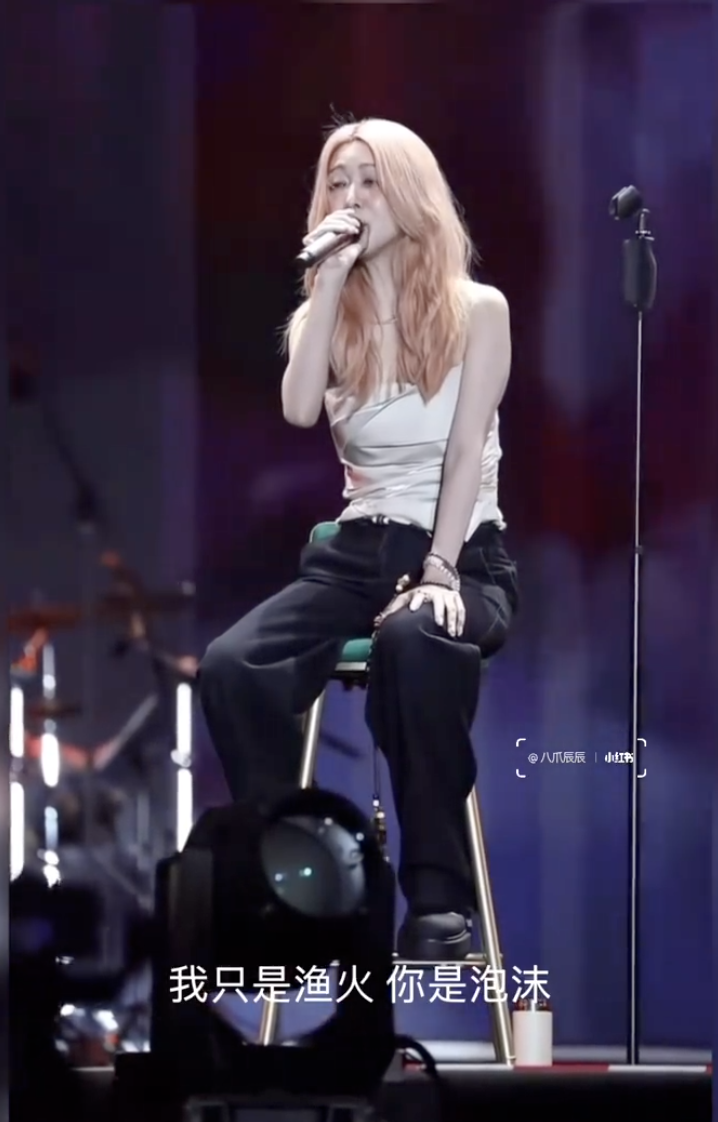 不少網友翻查當晚薛凱琪演出片段，發現Fiona爆喊演唱時，手臂肌肉明顯發抖