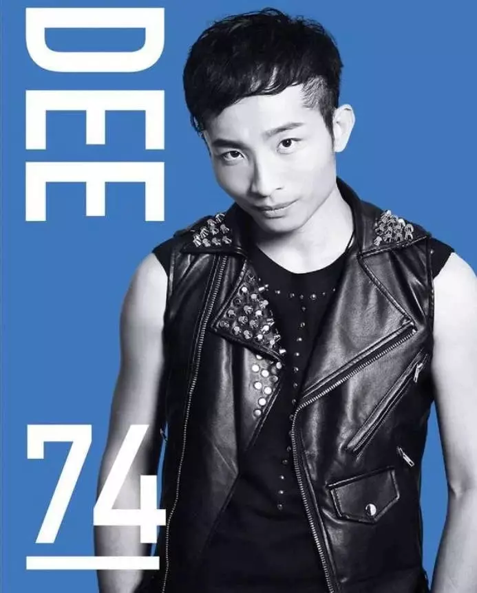 阿Dee哥哥大他6歲，在學校曾是校草，並與朋友組成樂隊，不過由於要養家，最後被逼放棄音樂夢