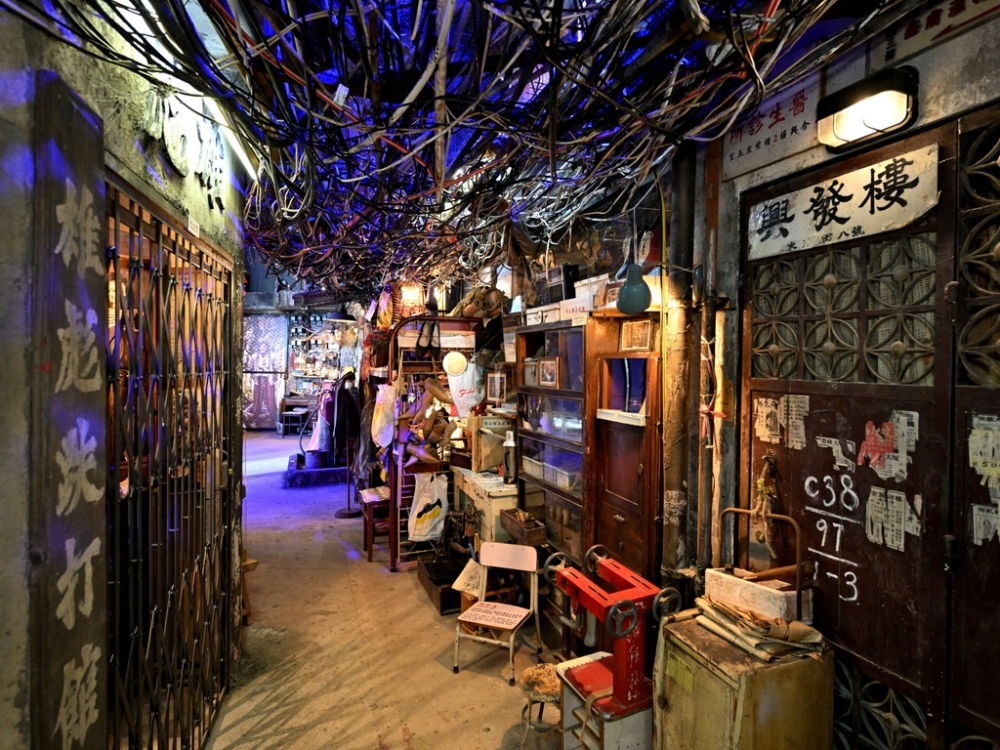 展覽為升級版沉浸式設計，入場人士可穿梭天線密佈的後巷，仿如步進多個電影經典場景中，近距離體驗九龍寨城風情。