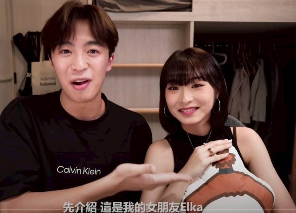 2022年Elka曾公開與YouTuber「波仔」黃浚銘（Boris）的戀情