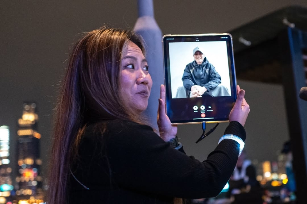 早前街頭樂隊The Flame集氣希望謝霆鋒到場，最後謝霆鋒雖未出現但就有透過平板電腦跟眾人互動。