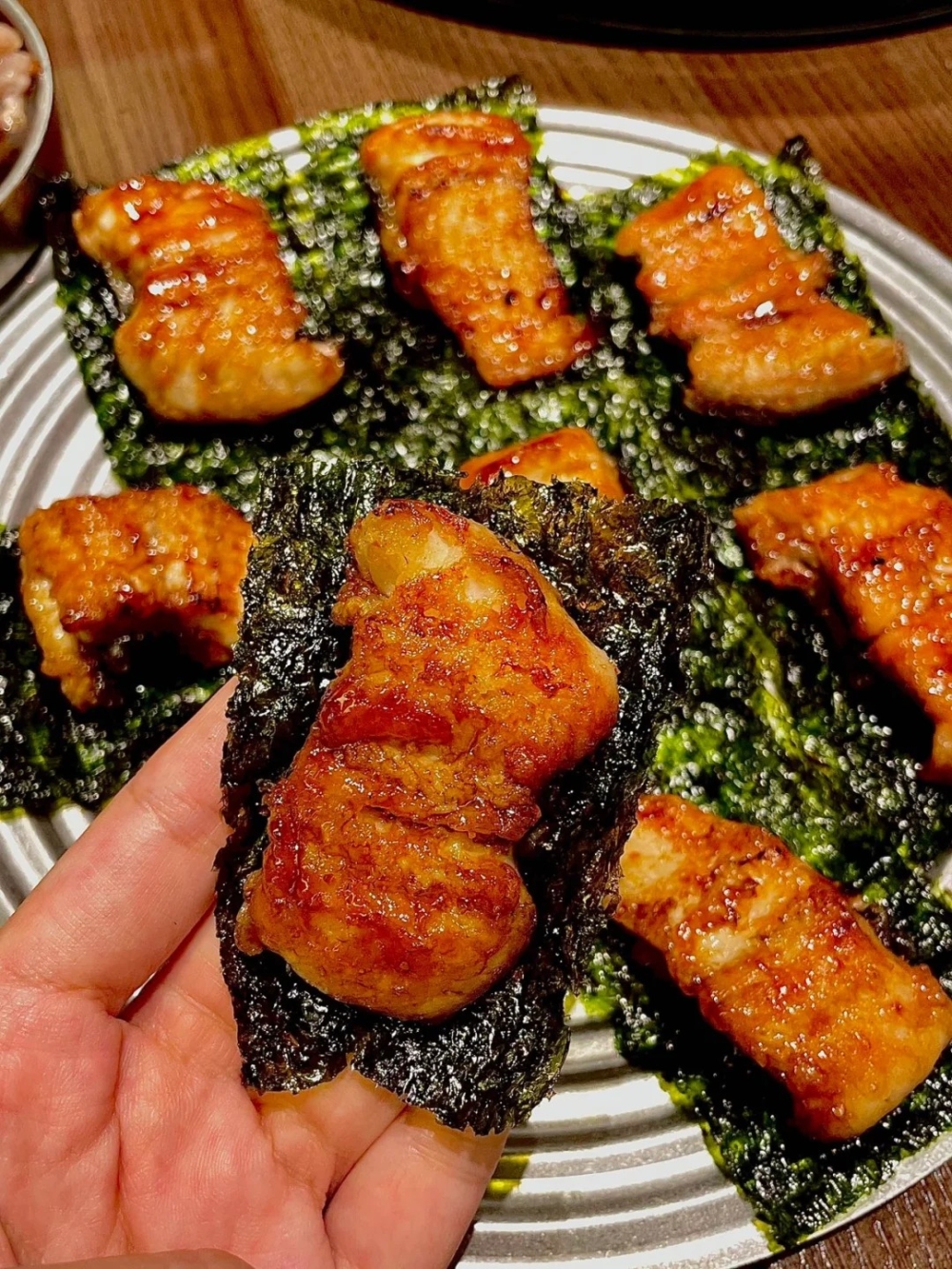 蘸上特製醬汁的鰻魚烤得外酥內嫩。