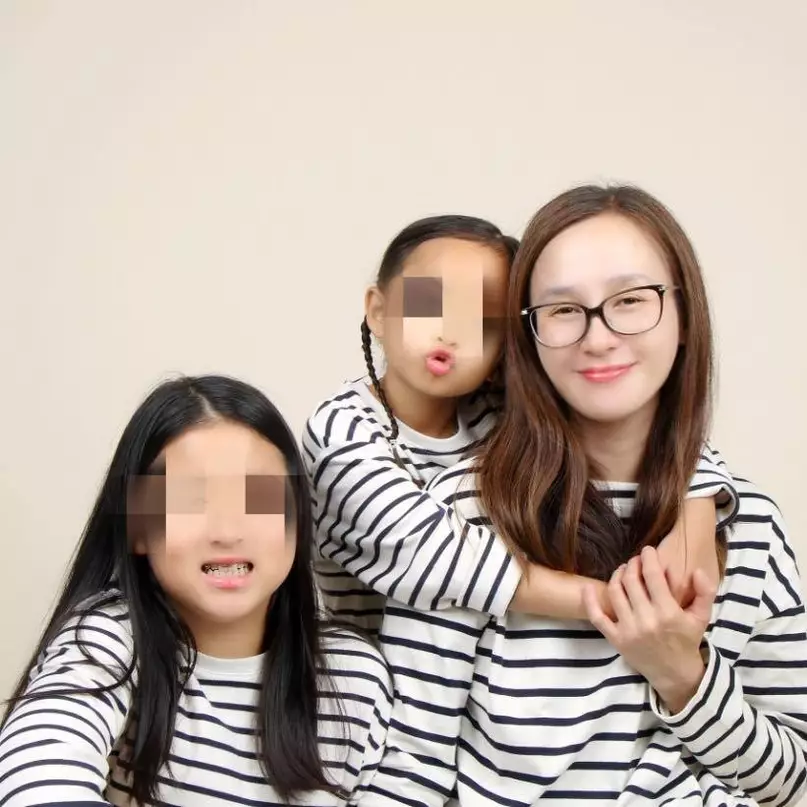 2022年她在網上宣布離婚結束與前夫12年婚姻,自此獨力照顧兩個女兒。