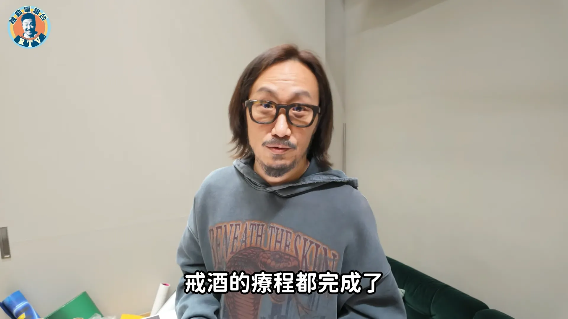 鄭中基戴住口罩步入公司,神情略帶憔悴亦消瘦不少