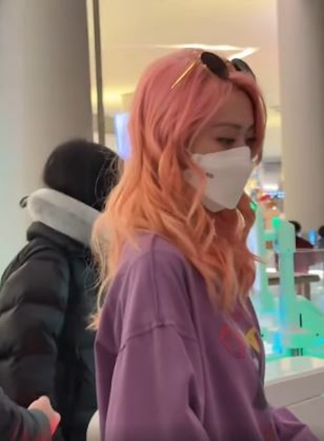 即使Fiona戴著口罩亦令人感覺憔悴，濃厚的妝容亦難掩其疲態。