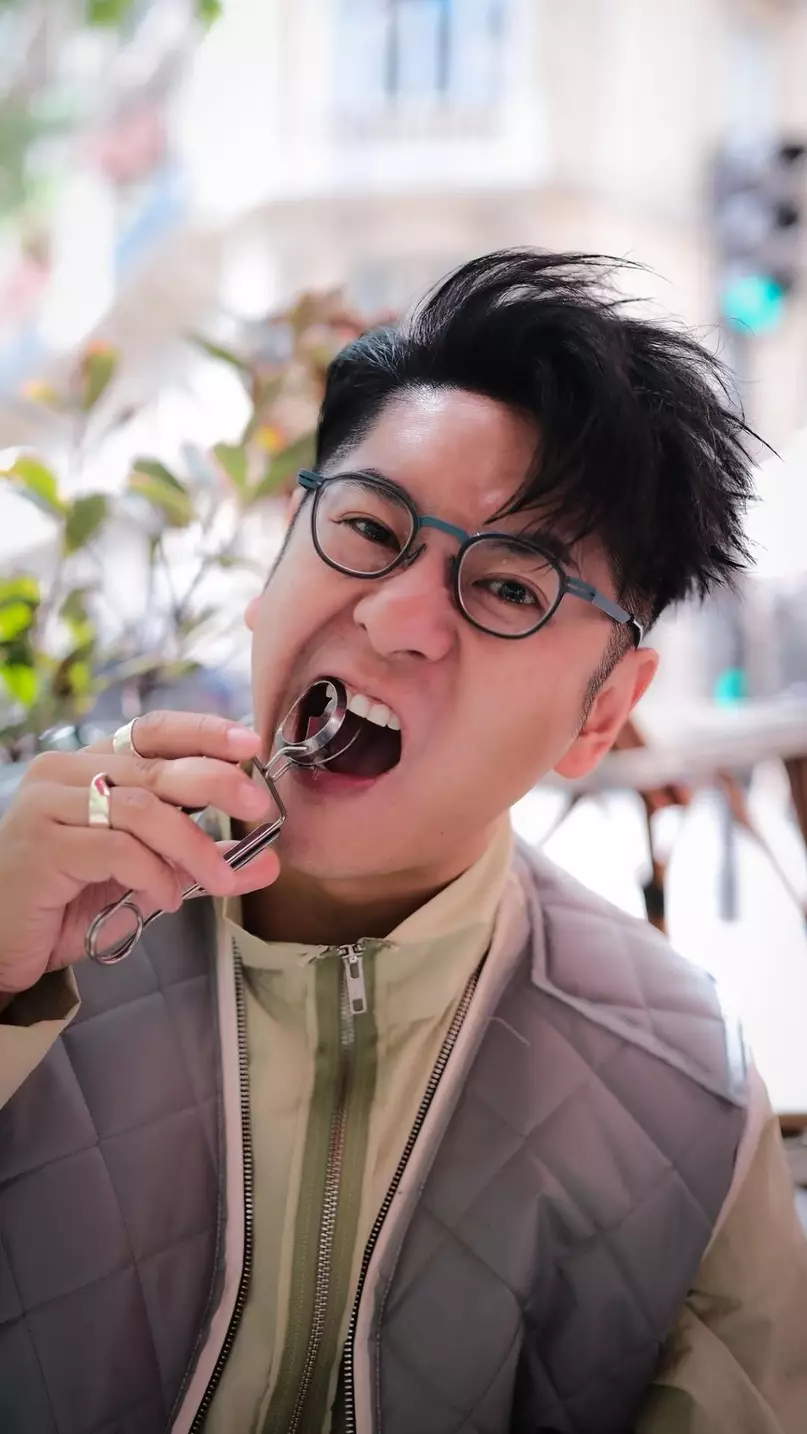 近日,有網友於小紅書上分享前往許廷鏗牙醫診所洗牙的體驗