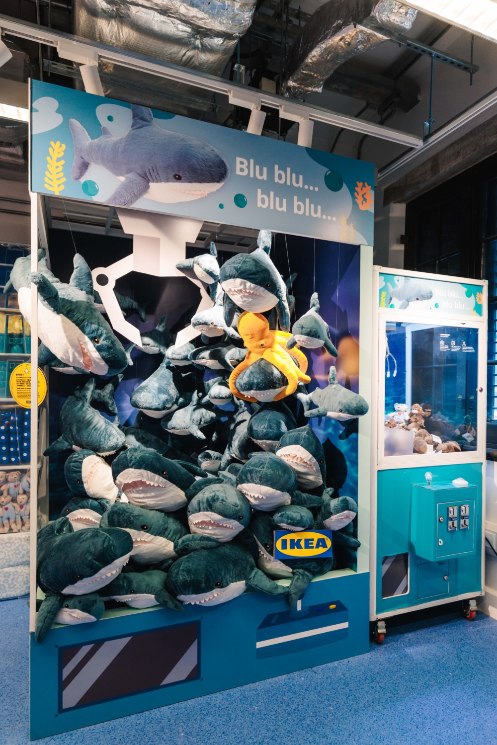 在香港長期熱賣的BLÅHAJ鯊鯊公仔亦化身超大型裝置。
