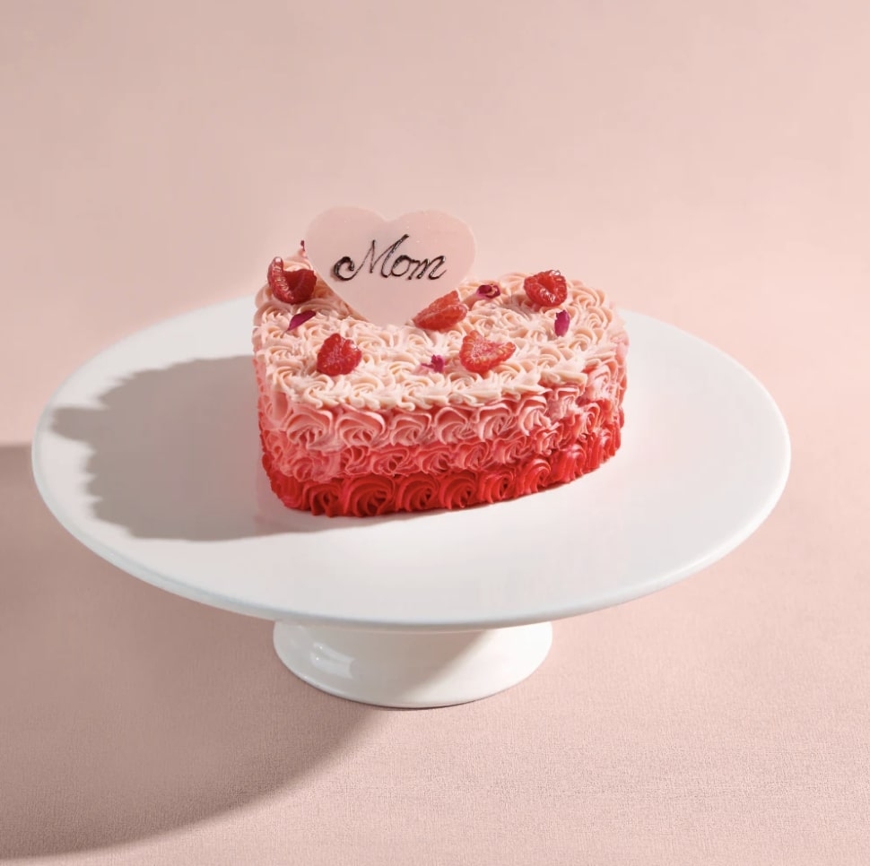 香港四季酒店的這款鮮紅色心形紅絲絨蛋糕，簡單又充滿甜美感。