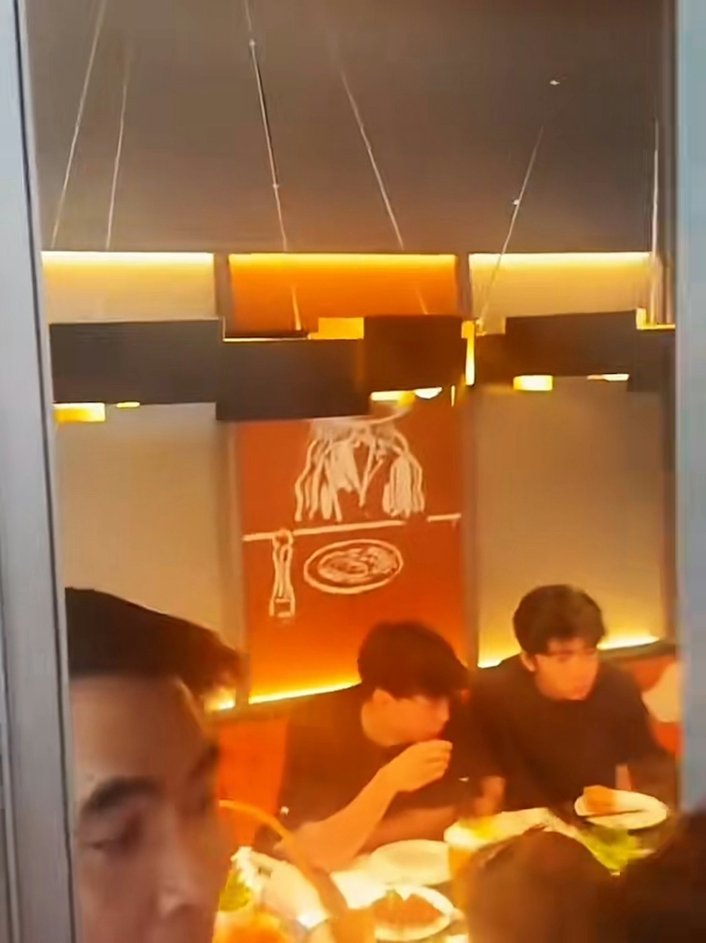 三父子互動畫面十分溫馨