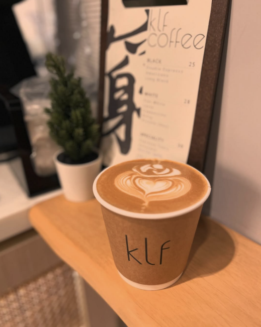 店主堅持用自家烘焙咖啡豆，亦有自設工場每日新鮮炒豆。