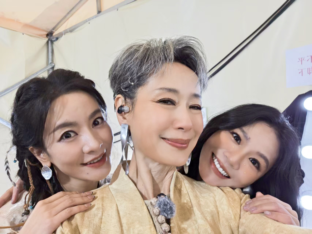 昨日（16日）網上就瘋傳一段她與一位粉絲互動的影片，當中見她疑似被粉絲「扯」落車