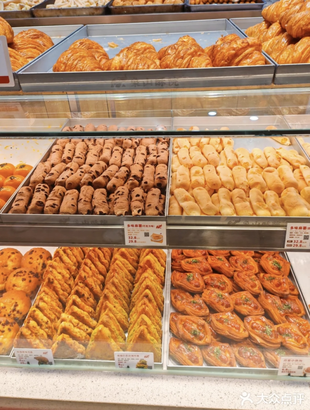 這間店的奶油製品亦表現出色，例如爆漿牛角包、泡芙等，能品嚐出優質奶油之質感。此外，其虎皮肉鬆芋泥麻糬蛋糕亦值得一試。