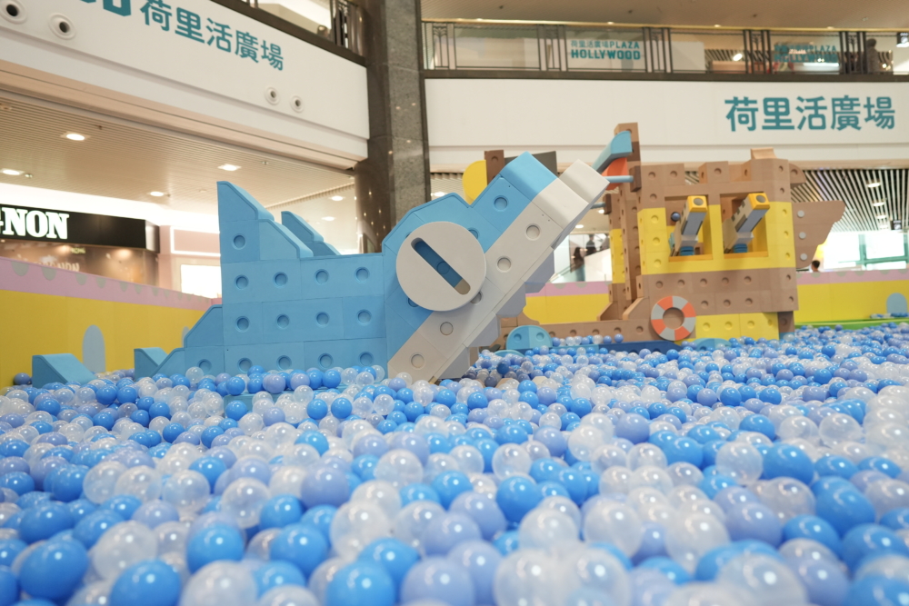 巨型波波池由超過 11 萬個海洋色系波波組成。