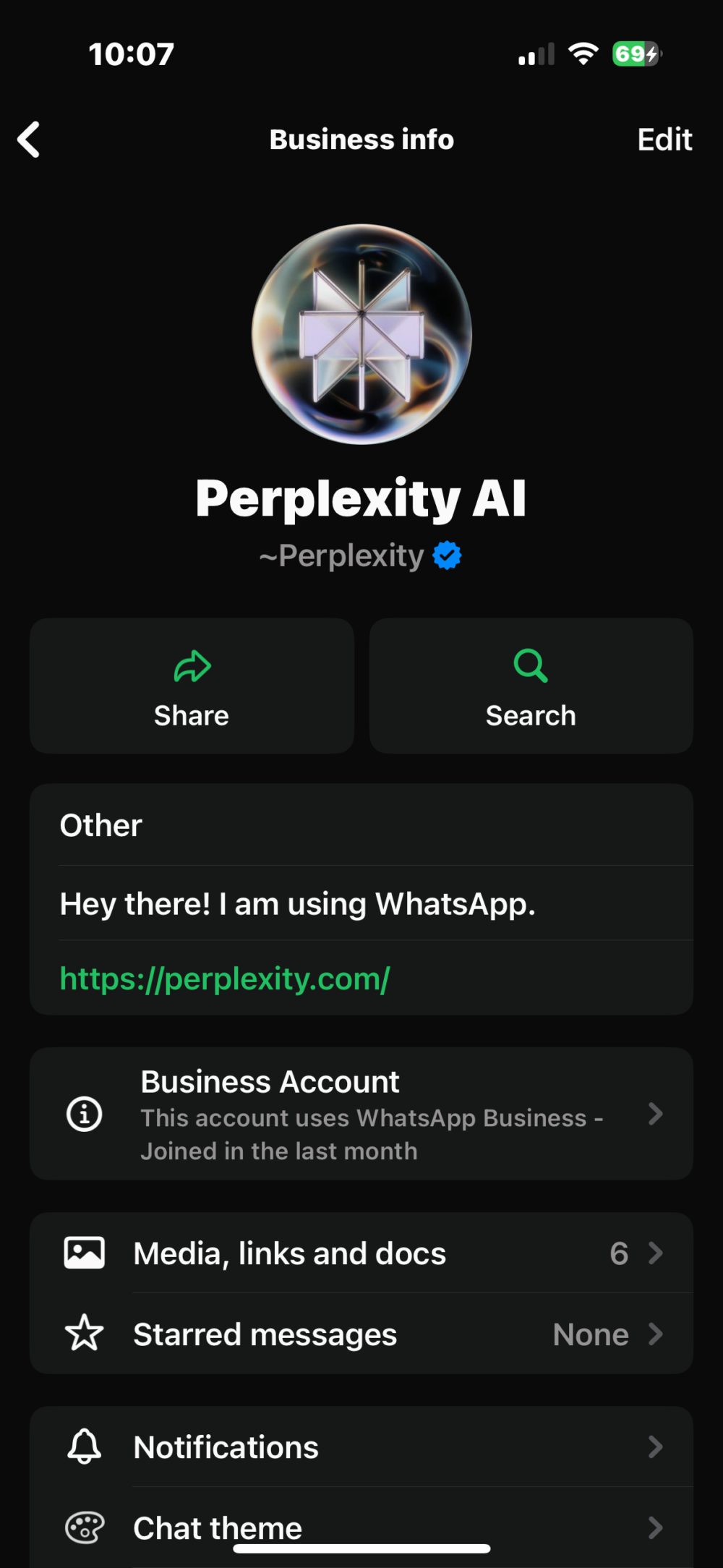 與Perplexity AI聊天前,需要事先把Perplexity的電話號碼「+1 (833) 436-3285」加入手機通訊錄。