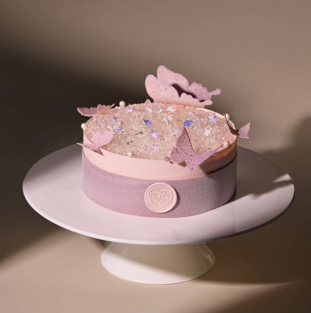 香港瑰麗酒店的草莓椰子玫瑰茶戚風蛋糕，專為母親節精心打造。