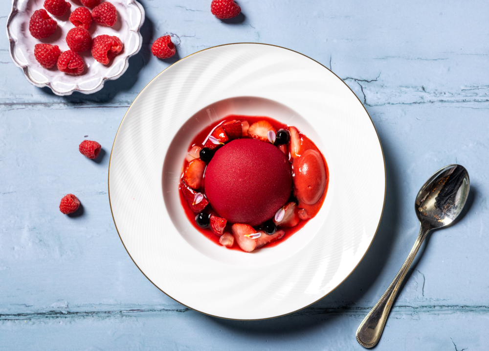 「Charlotte」用上人氣大熱的楓糖班戟漢堡（McGriddles）、100%錫蘭茶葉和黑糖珍珠，搭配時令士多啤梨及藍莓