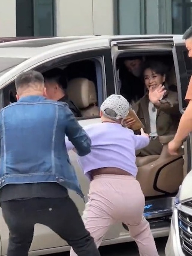 附近4位保鑣見此立刻衝上前阻止該名粉絲靠近葉童，但最終粉絲亦衝破防線