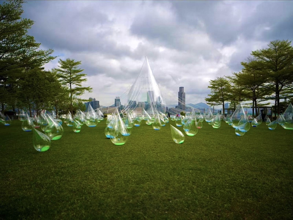 著名藝術家Simon Ma (馬興文)將攜其全球巡展作品《舞動的水滴》亮相香港金 鐘添馬公園。