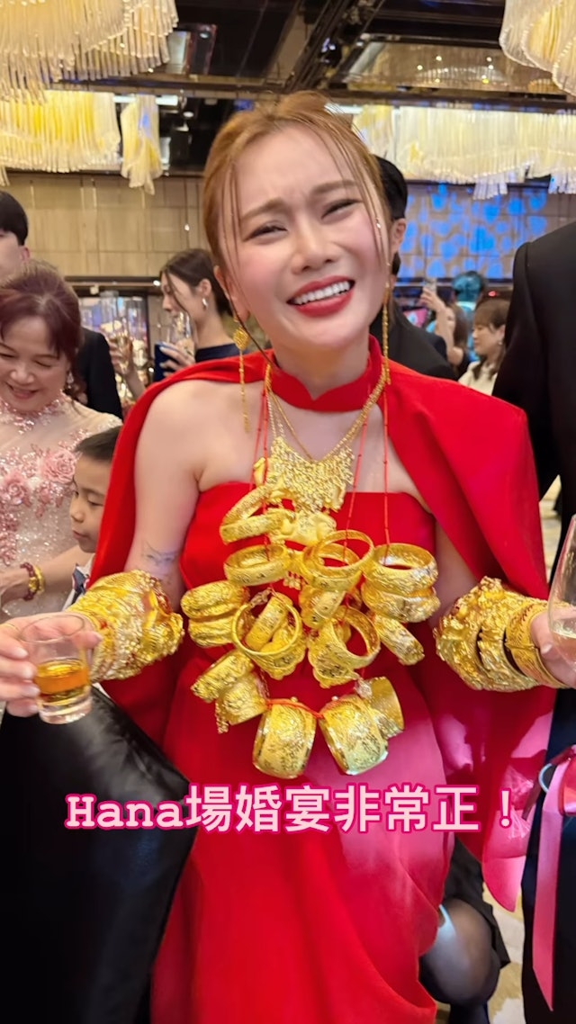 小花依舊全身掛滿巨型龍鳳鈪出場