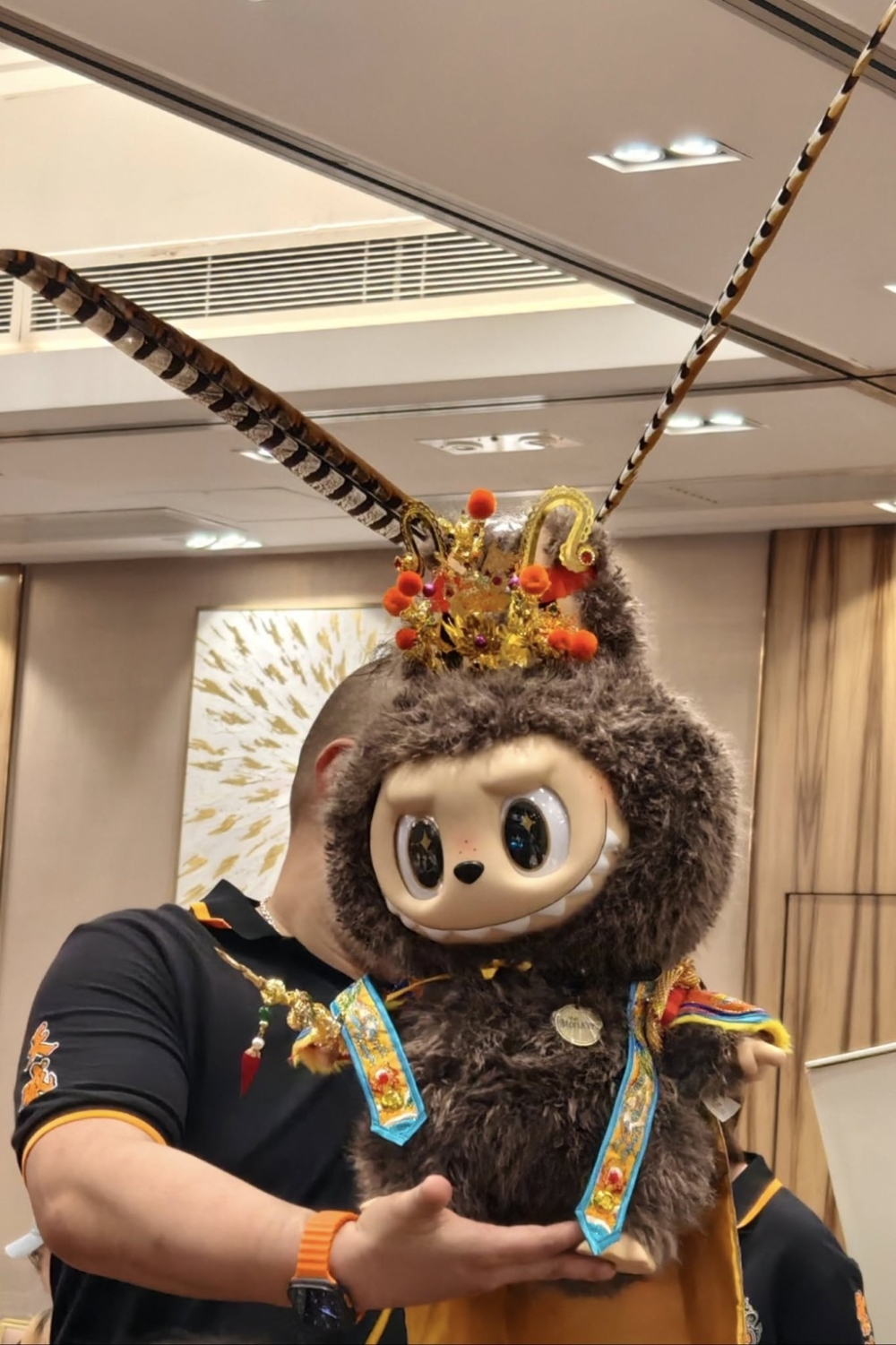 這隻Zimomo「長勝將軍」並非普通公仔，在拍賣前有經開光儀式注入能量