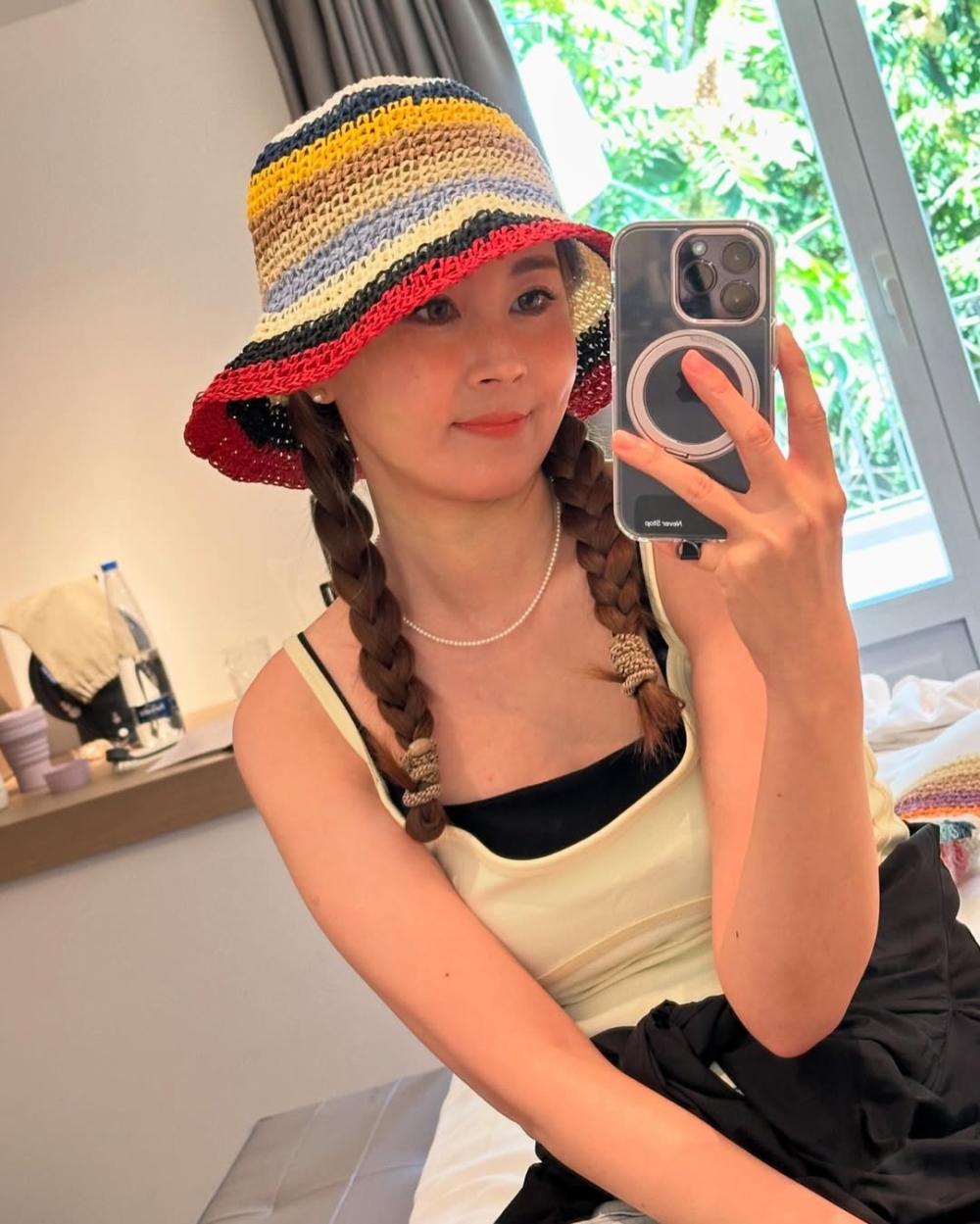 Theresa多年前曾笑稱自己在中學時試過在廁所內對自己講了一句粗口，之後嚇得整個人打冷震