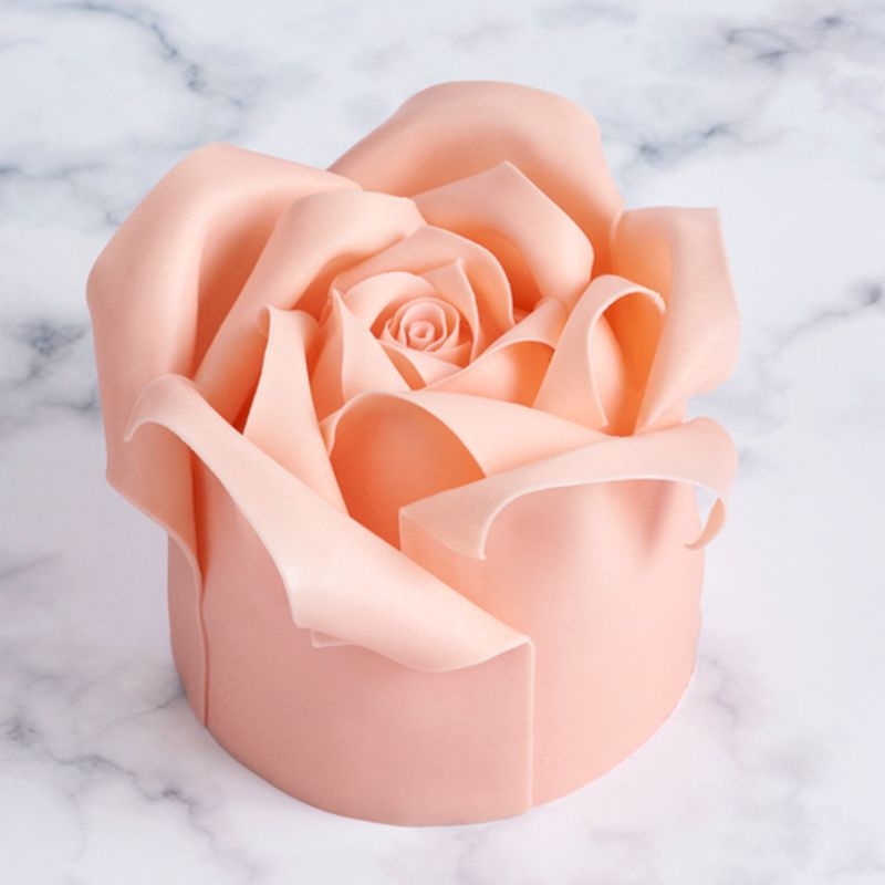 帝苑酒店的「粉紅玫瑰蛋糕」宛如一件藝術品，以浪漫粉紅為主調。