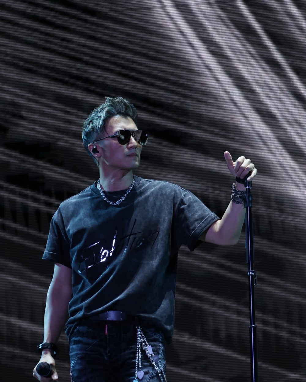 昨日就有粉絲爆料指乘搭地鐵前往啟德園期間，竟驚喜地在地鐵月台突然聽到霆鋒的聲音