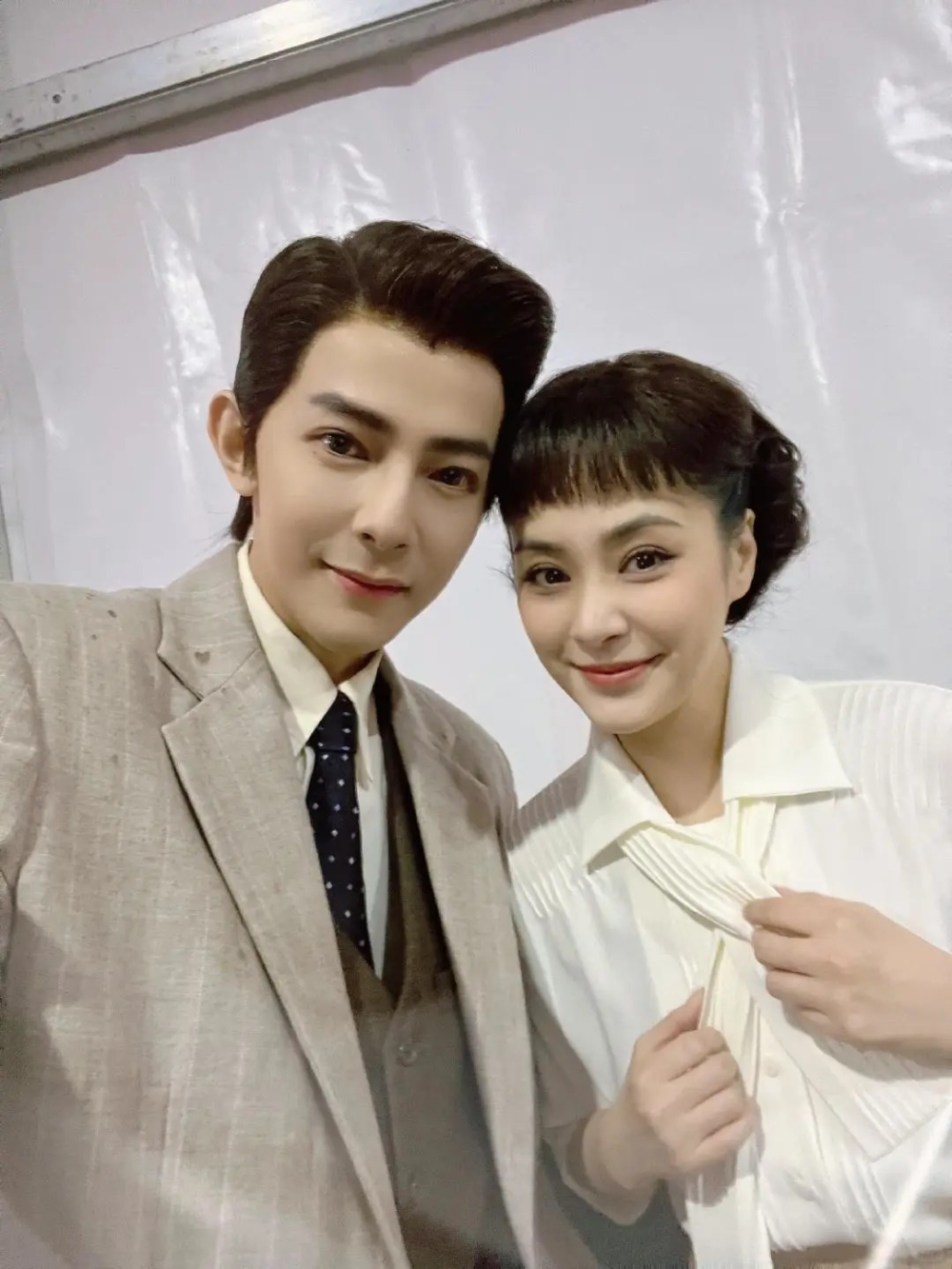 不過臉上妝容就略嫌厚重,臉部過於緊緻慘白外,五官亦較從前更加精緻。