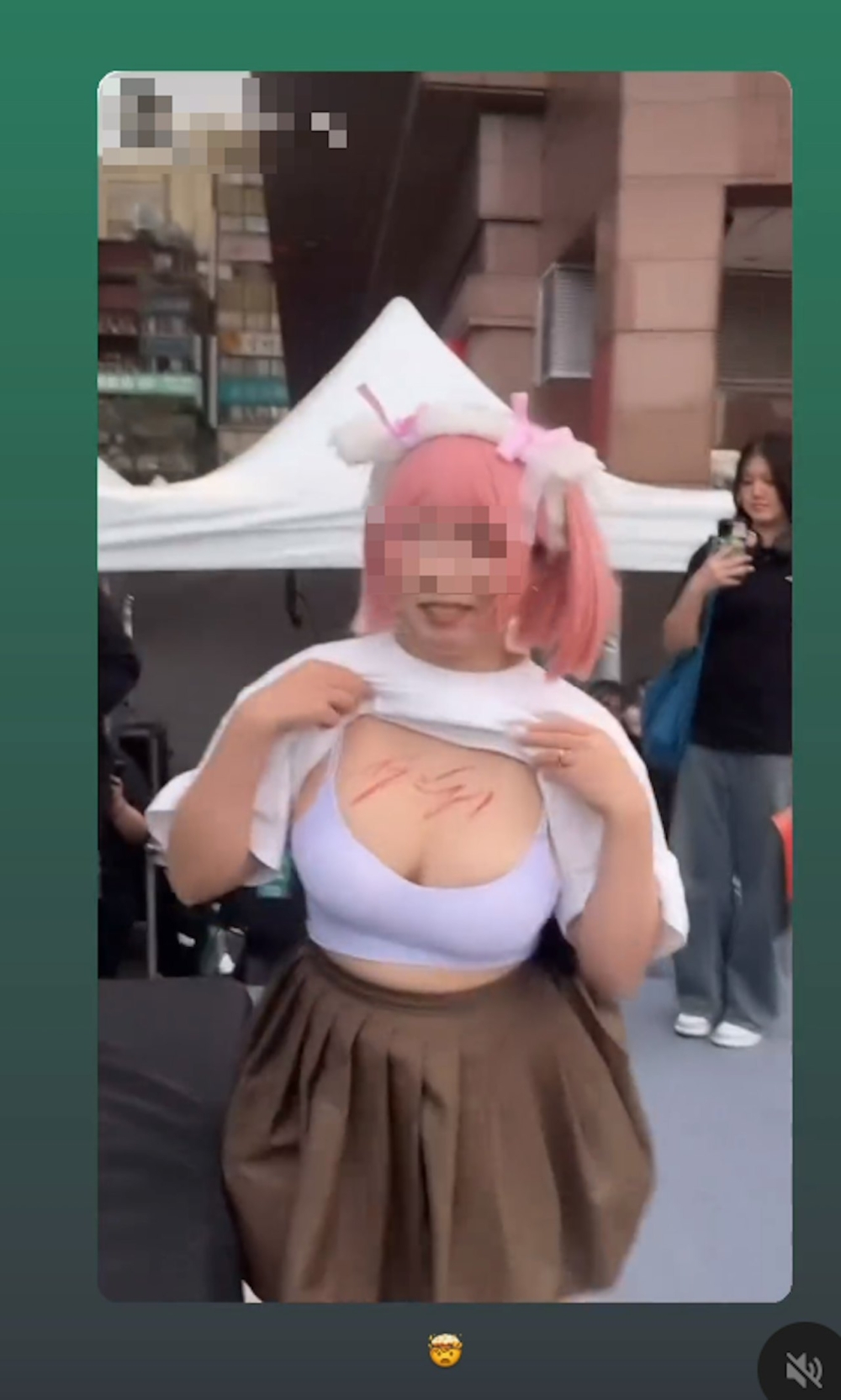 見Tyson簽名全程相當有風度，有小心翼翼「吊起手」避免與歌迷有肌膚之親。