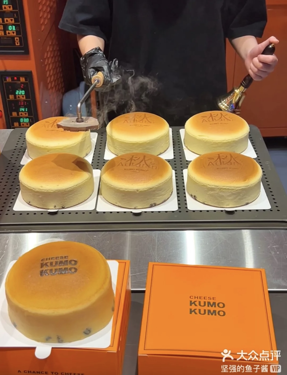 最為人稱道的是其即場製作的芝士蛋糕，更被譽為芝士蛋糕界的「愛馬仕」。