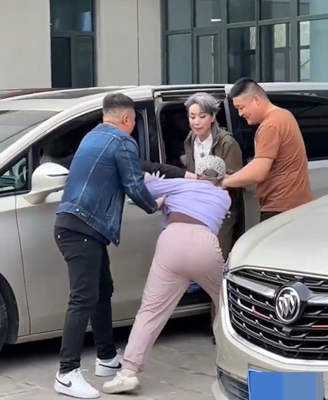 一位熱情的粉絲衝近保母車！