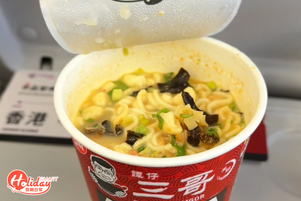 在飛機上食三哥杯麵
