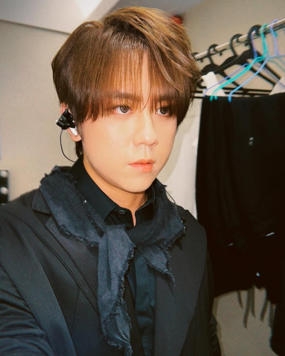 言論再引起網民兩極回應，有人繼續指責姜濤身為藝人卻不專業，更有人笑言想被姜濤留言罵。