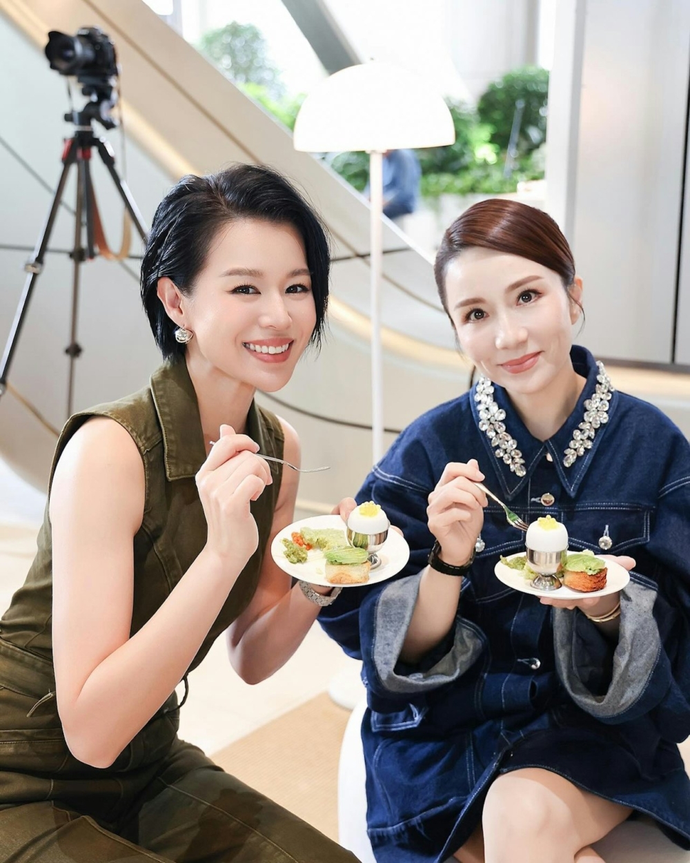 胡杏兒雖在與豹嫂胡蓓蔚出席時尚活動仍然笑得燦爛未見異樣，但社交平台就似乎已沒再曬家庭照