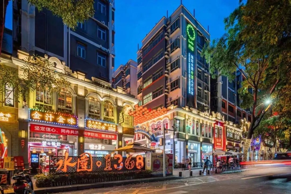 主打地道風味與價格相宜的小攤位,豐富多樣的小吃。