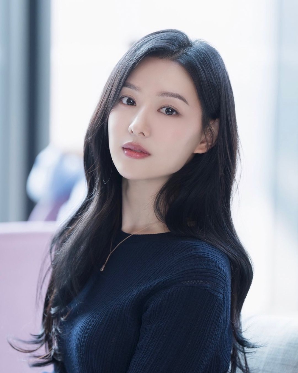 近日網絡上就瘋傳一位內地新生代女演員胡連馨的照片，指其外貌極似金智媛