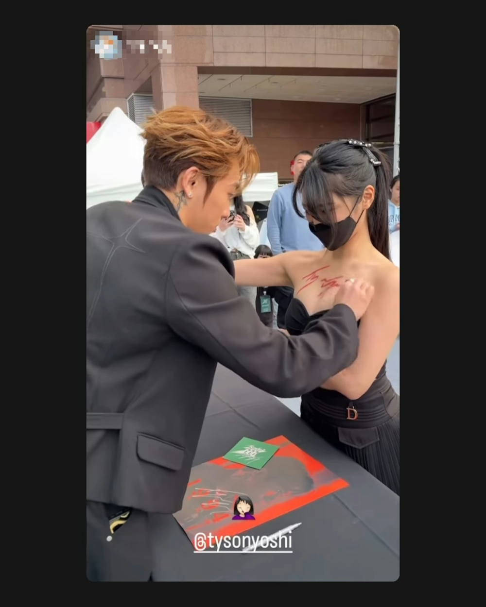 女粉絲以心口為「簽名板」，唇膏為簽名筆，請Tyson即席揮毫！
