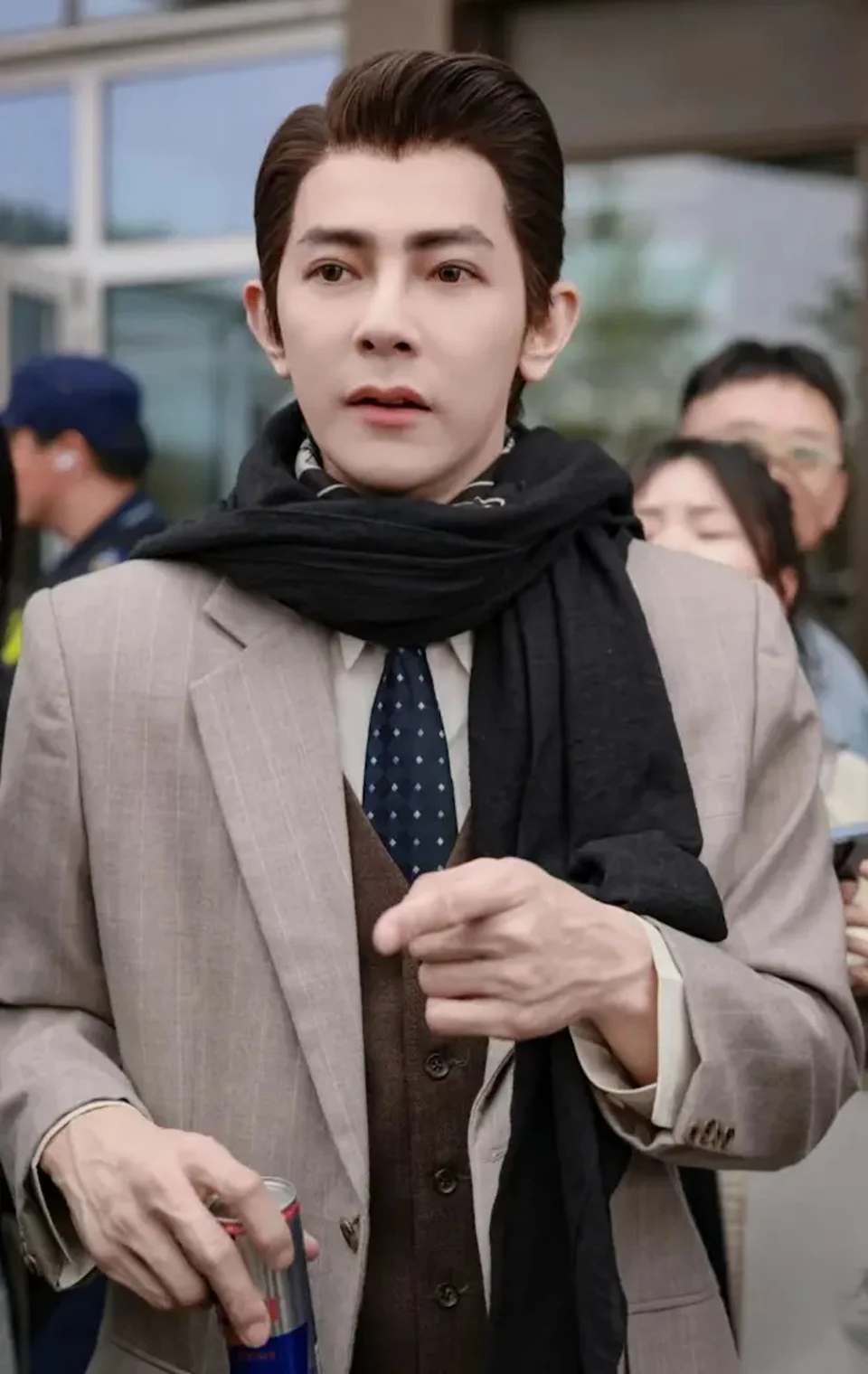 當日汪東城梳上油頭、身穿西裝復古味十足