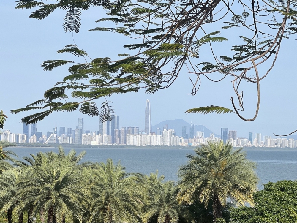 公園設有自行車道、人行道、觀海平台等設施,搭配草地、棕櫚樹與蔚藍大海