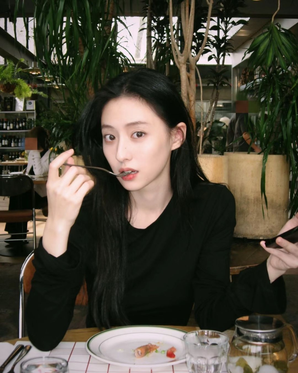 近日韓國網絡以及小紅書上流傳多張內地新生代女演員胡連馨的照片