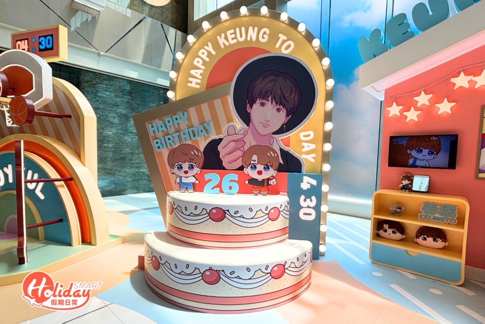 巨大生日卡以漫畫風呈現初出道青澀的姜濤與招牌派心手勢。