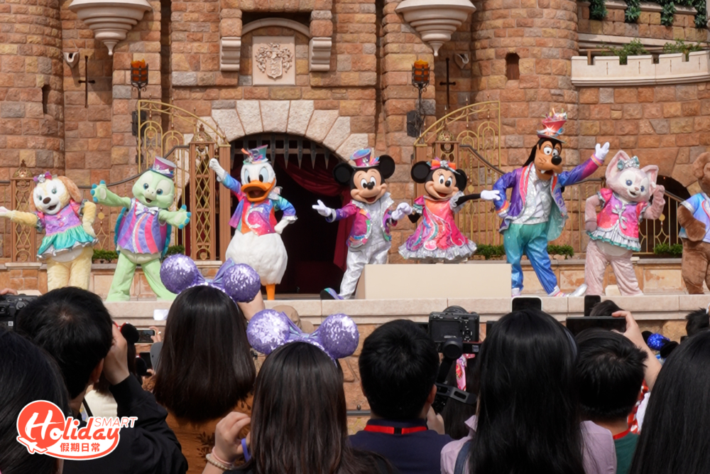 周年限定城堡演出「迪士尼好友Live:城堡派對」以演唱會形式帶領賓客投入派對氣氛。