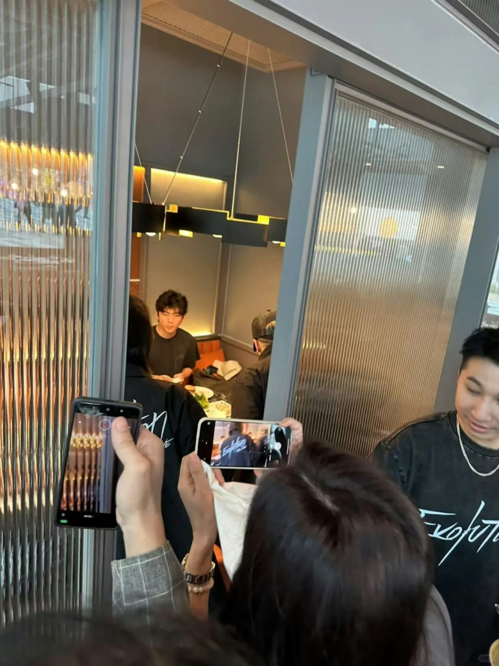 雖然包廂外被擠滿拍片影相的粉絲,但亦無阻三父子心情